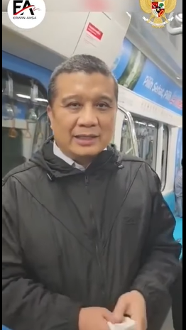 Erwin Aksa naik MRT Jakarta