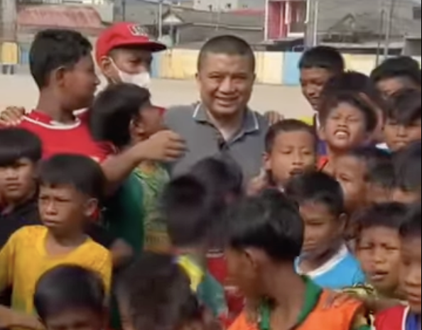  Bermain Bola Dan Bersenang-Senang Bersama Anak-Anak Di Jakarta Utara.